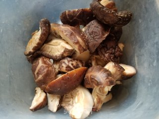 冬菇腐竹焖海参的做法步骤：3