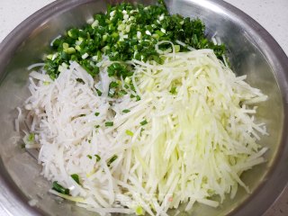 白萝卜鸡蛋粉条包的做法步骤：6
