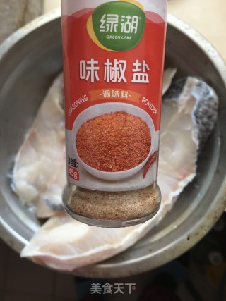椒盐马友鱼的做法步骤：2