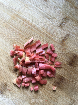 青笋胡萝卜香肠焖饭的做法步骤：1