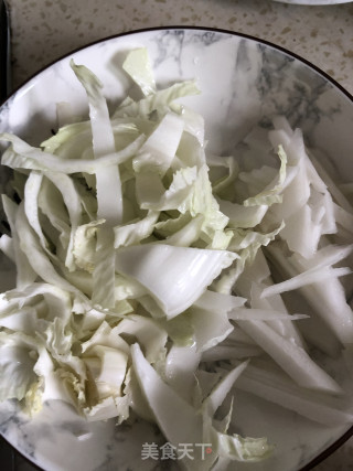 肥肠炒白菜的做法步骤：1