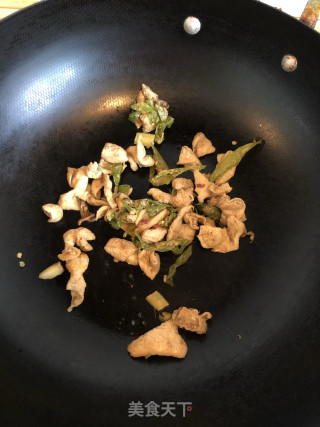 肥肠炒白菜的做法步骤：2