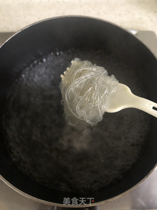 热狗酸辣粉的做法步骤：1