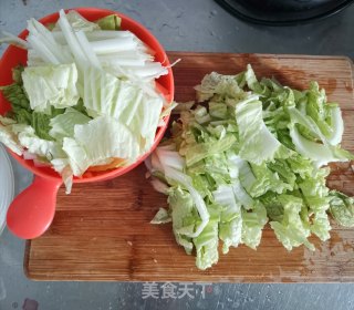 白菜炖粉条的做法步骤：1
