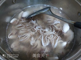 酱炒小鱿鱼的做法步骤：2