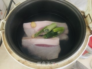蒜泥白肉的做法步骤：2