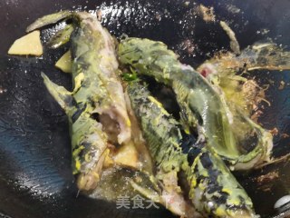 黄颡鱼煮菌菇的做法步骤：3