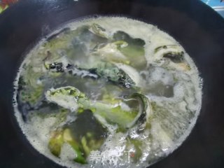 黄颡鱼煮菌菇的做法步骤：5