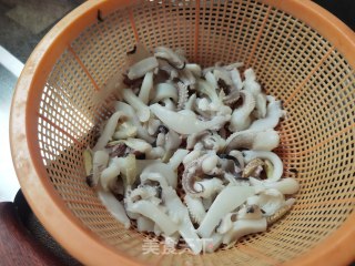 香芹炒墨鱼的做法步骤：1
