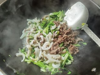 香芹炒墨鱼的做法步骤：4