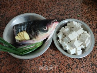 鱼头豆腐汤的做法步骤：1