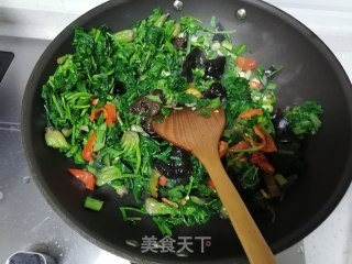 木耳炒菠菜的做法步骤：3