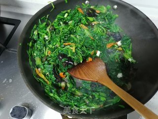 木耳炒菠菜的做法步骤：4