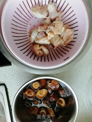 香菇炒鸡腿的做法步骤：1