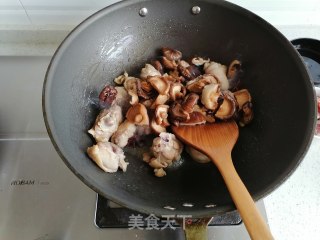 香菇炒鸡腿的做法步骤：5