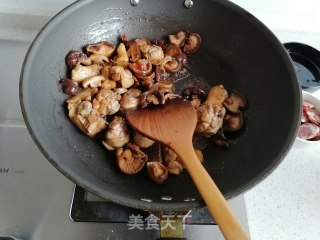 香菇炒鸡腿的做法步骤：6