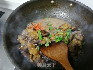 香菇炒鸡腿的做法步骤：9