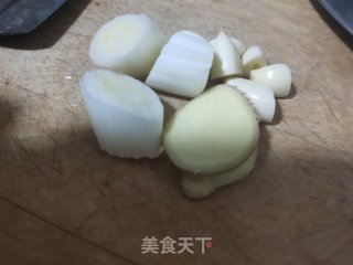 红烧鲫鱼的做法步骤：2