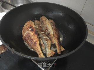 红烧鲫鱼的做法步骤：7