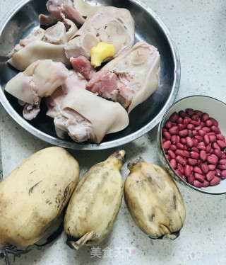 莲藕花生炖猪蹄的做法步骤：1