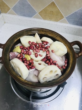 莲藕花生炖猪蹄的做法步骤：2