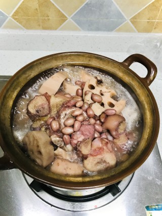 莲藕花生炖猪蹄的做法步骤：4