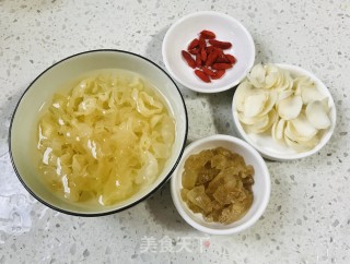银耳百合枸杞糖水的做法步骤：3