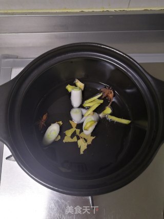 芋头烧肘花的做法步骤：2