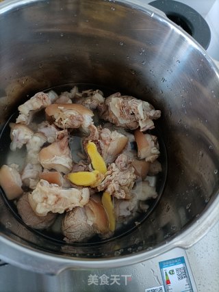 莲藕炖猪蹄的做法步骤：3