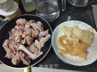 花胶鲍鱼煲鸡的做法步骤：1
