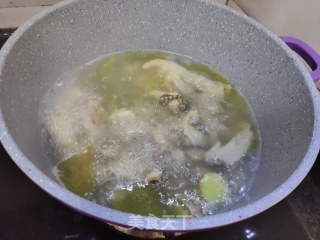 花胶鲍鱼煲鸡的做法步骤：5