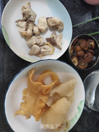 花胶冬菇焖鸡的做法步骤：1