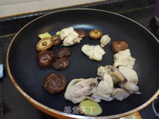 花胶冬菇焖鸡的做法步骤：5