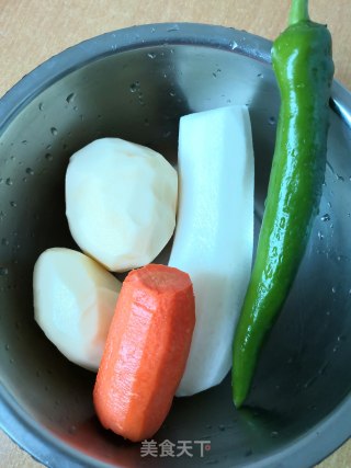土豆炖萝卜的做法步骤：1