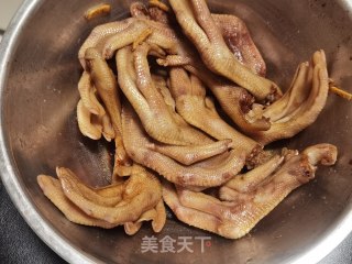 红烧鸭掌的做法步骤：1