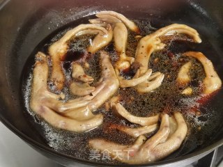 红烧鸭掌的做法步骤：3