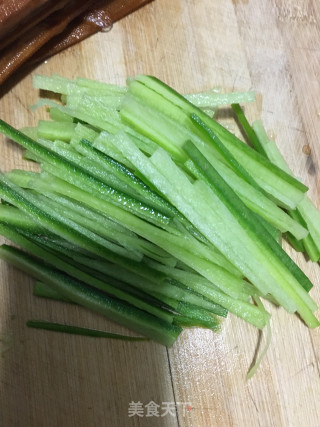 水果萝卜炒冻香干的做法步骤：1