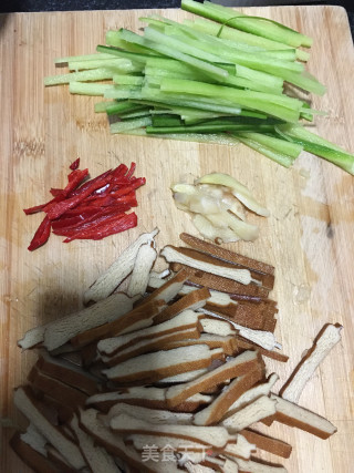 水果萝卜炒冻香干的做法步骤：2