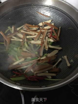 水果萝卜炒冻香干的做法步骤：7
