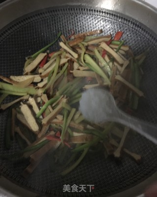 水果萝卜炒冻香干的做法步骤：8