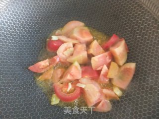 酸菜西红柿热汤面的做法步骤：3