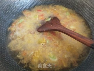 酸菜西红柿热汤面的做法步骤：6