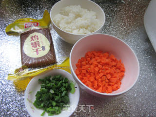 胡萝卜鸡蛋干炒饭的做法步骤：1