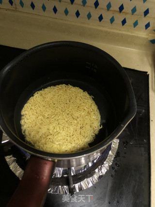 火腿肠榨菜拉面的做法步骤：1