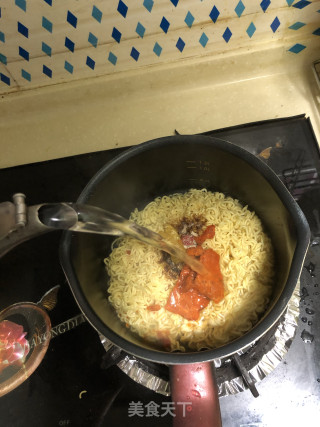 火腿肠榨菜拉面的做法步骤：3