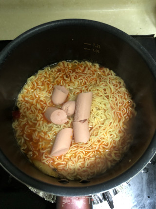 火腿肠榨菜拉面的做法步骤：4