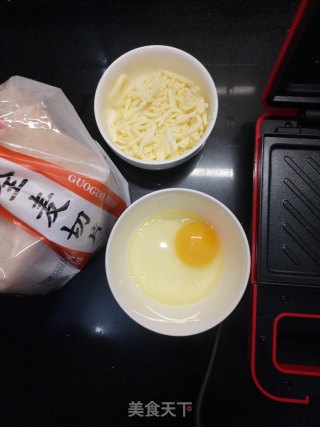 鸡蛋奶酪吐司的做法步骤：1