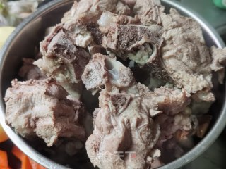 红烧龙骨的做法步骤：1