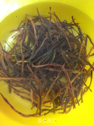 巴楚菌黄花菜炖鸽子的做法步骤：1
