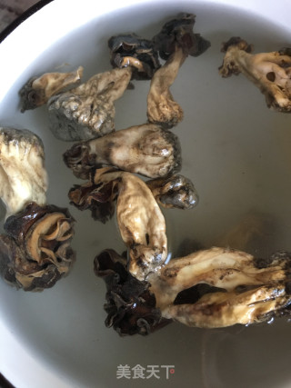 巴楚菌黄花菜炖鸽子的做法步骤：2